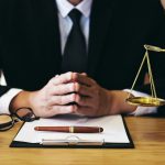 Radca prawny dopasowany do problematyki sprawy – jak go znaleźć i czym się różni od adwokata