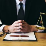 Radca prawny dopasowany do problematyki sprawy – jak go znaleźć i czym się różni od adwokata